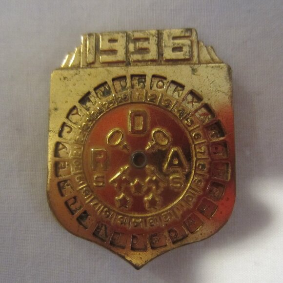 VTG/1936 LITTLE ORPHAN ANNIE DECORDER PINBACK PIN/RADIO SHOW BADGE - Picture 1 of 6